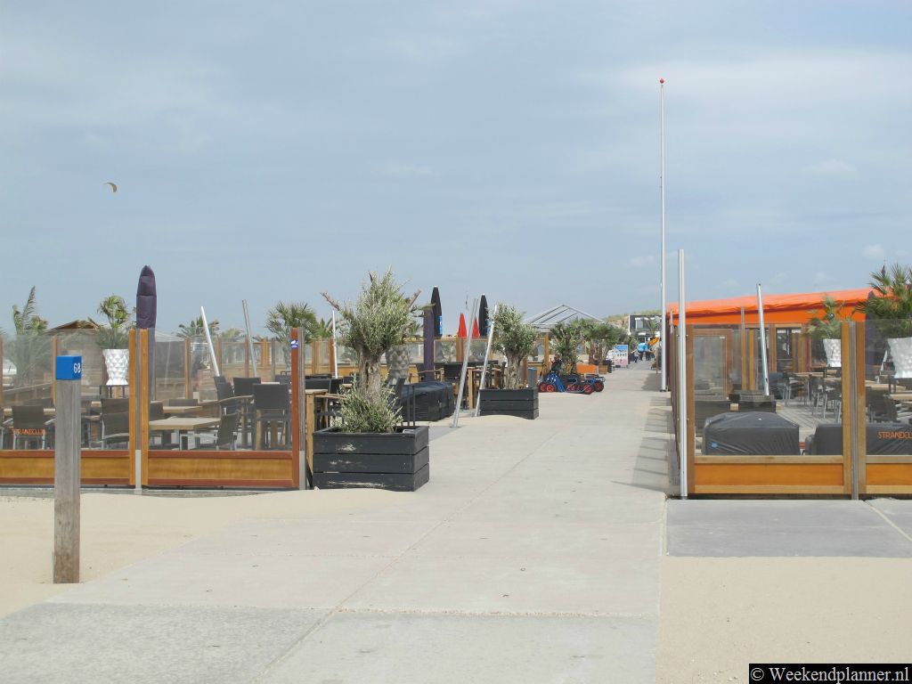Bij het strand van Hoek van Holland liggen aan  de zuidkant bij de badweg veel strandpaviljoens en enkele restaurants. 